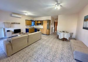 Μια τηλεόραση ή/και κέντρο ψυχαγωγίας στο Elena’s apartment