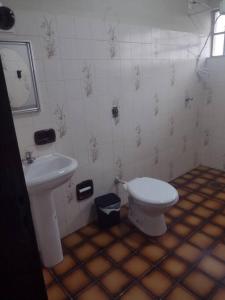 uma casa de banho com um WC branco e um lavatório. em Casa centro Itupeva hopii wet em Itupeva