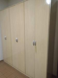 イトゥペヴァにあるCasa centro Itupeva hopii wetの部屋に銀色の取っ手が付いた白いキャビネットが並んでいる
