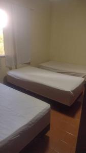伊圖佩瓦的住宿－Casa centro Itupeva hopii wet，带窗户的客房内设有两张单人床。