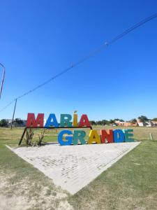 una señal que dice marcha un grano en un campo en Cabaña Las Martinetas en María Grande