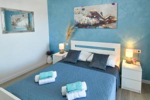 um quarto azul com uma cama com toalhas em Ferienwohnung in Gradac em Gradac