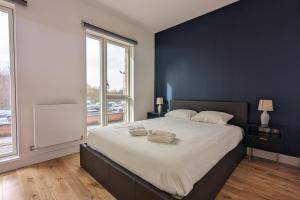 Un pat sau paturi într-o cameră la Adelphi Townhouse Contemporary 2 Bed 1 bath 1 WC