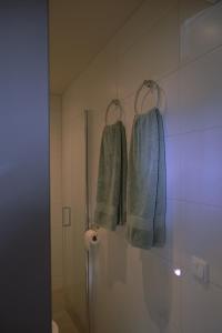La salle de bains est pourvue de 2 serviettes accrochées au mur. dans l'établissement Studio Smit, 