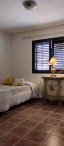 sypialnia z łóżkiem i stołem z lampką w obiekcie AKASHA w mieście Puerto del Rosario