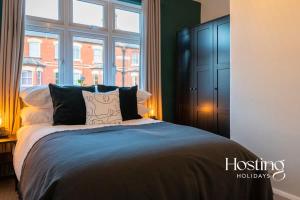 - une chambre avec un lit et une grande fenêtre dans l'établissement Stylish 2 Bedroom Apartment Close To The River & Station, à Henley-on-Thames