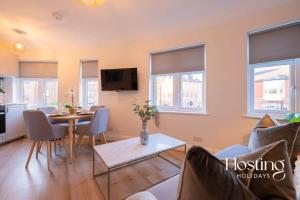 a living room with a table and a dining room at Stylish 2 Bedroom Apartment Close To The River & Station in Henley on Thames