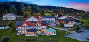 - une vue aérienne sur une grande maison avec une cour dans l'établissement Ferienwohnung für 8 Pers Wellness inkl Bayerischer Wald - Richterhof, à Kollnburg