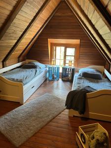 Postel nebo postele na pokoji v ubytování Ruhe unter Reet-Haus mit Sauna, Whirlpool und Kamin