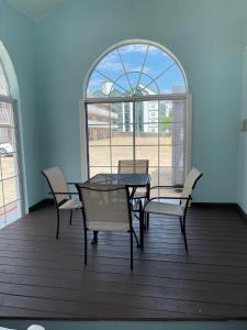 mesa y sillas en una habitación con ventana en Carriage House Inn, en Branson