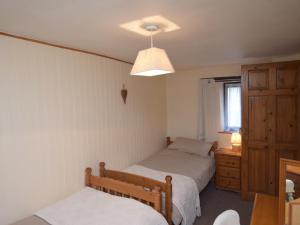 1 dormitorio con 2 camas individuales y ventana en 2 Bed in Bude NPHON, en Poundstock