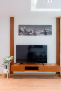 Patong Kalim Unparalleled Sea View B&B Resort的电视和/或娱乐中心
