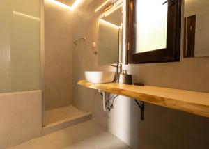 bagno con lavandino e specchio di Dohos Nature Guest House a Karítsa