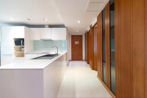 Patong Kalim Unparalleled Sea View B&B Resort的厨房或小厨房