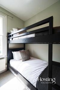 Marlow's Hidden Gem في مارلو: غرفة نوم بسريرين بطابقين مع ملاءات بيضاء