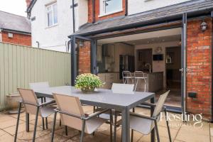 a patio with a table and chairs and a kitchen at Marlow's Hidden Gem in Marlow