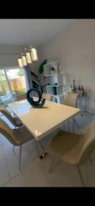 Una mesa en una cocina con 2 sillas y una mesa Sidx Sidx Sidx Sidx Sidx. en WONDERFULL NORTH MIAMI en Miami
