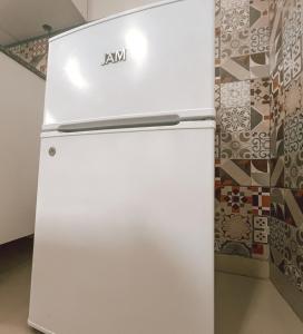 un refrigerador blanco con la palabra mermelada escrita en él en Departamento bonito y acogedor cerca de todo! en Asunción