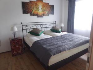 um quarto com uma cama com duas almofadas e uma mesa de cabeceira em Ein Hauch von Orient em Eggesin