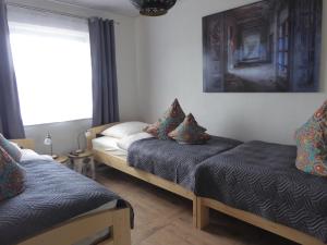 um quarto com 2 camas e uma janela em Ein Hauch von Orient em Eggesin
