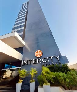 een bord voor de ingang van een appartementencomplex bij Apto Executivo no Intercity in Manaus