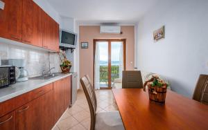 eine Küche mit einem Holztisch und einem Esszimmer in der Unterkunft Studio für 3 Personen ca 28 qm in Labin, Istrien Bucht von Raša in Labin