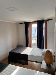 1 dormitorio con cama y ventana en Lisbonaccommodation, en Lisboa