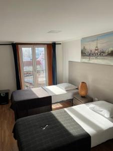 una camera d'albergo con tre letti e una finestra di Lisbonaccommodation a Lisbona