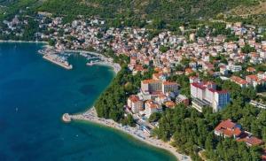 Vue aérienne d'une ville sur la rive d'un lac dans l'établissement Schöne Ferienwohnung in Baška Voda mit Garten, à Baška Voda