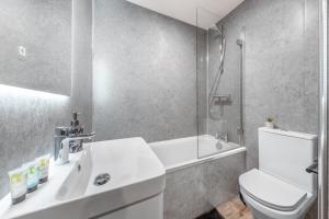a bathroom with a sink and a toilet and a shower at Modern 2 bed in Potters Bar - with FREE Parking- 4 min walk from the TRAIN STATION - DIRECT TRAINS TO LONDON in Potters Bar