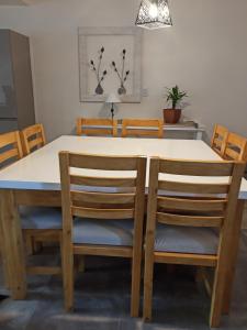 mesa de comedor con 4 sillas y mesa blanca en Arrabal.Tupungato en Tupungato