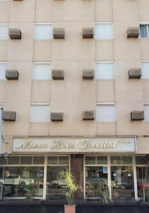 聖地亞哥－德爾埃斯特羅的住宿－Nuevo Hotel Bristol，一座有标志的建筑,上面有读博物馆酒店对角线的标志