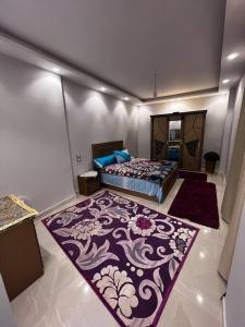 een slaapkamer met 2 bedden en een paars tapijt bij Luxury apartments in Heliopolis in Caïro