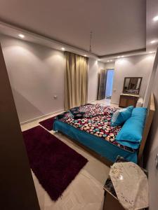 1 dormitorio con 1 cama grande en una habitación en Luxury apartments in Heliopolis, en El Cairo