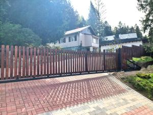 a wooden fence in front of a house at Domki pod Cisem in Karpacz