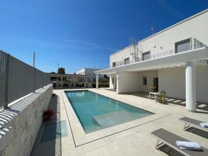 a swimming pool in front of a house at B&B Casa Giulivo 1 Pantanagianni in Torre Santa Sabina