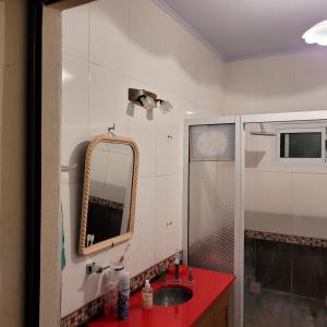 ein Bad mit einem Waschbecken und einem Spiegel in der Unterkunft Pequinos in Strobel