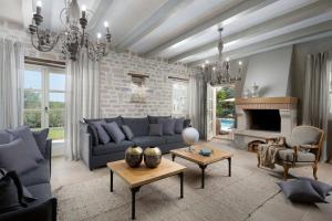 ein Wohnzimmer mit einem Sofa und einem Kamin in der Unterkunft Luxuriöse Villa Elena Exclusive mit Privatem Pool und Panoramablick in Ladići