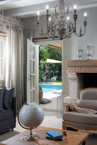ein Wohnzimmer mit einem Kamin und einem Kronleuchter in der Unterkunft Luxuriöse Villa Elena Exclusive mit Privatem Pool und Panoramablick in Ladići