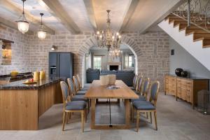 eine Küche und ein Esszimmer mit einem Tisch und Stühlen in der Unterkunft Luxuriöse Villa Elena Exclusive mit Privatem Pool und Panoramablick in Ladići
