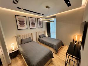 Enjoy Luxury Condo with Sea View tesisinde bir odada yatak veya yataklar
