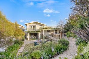 una vista exterior de una casa con patio en Mermaids Cove by AvantStay Serene Backyard Ocean Views, en Topanga