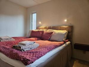 een bed met twee kussens in een kamer bij Lägenhet i Älvsborg Göteborg in Göteborg