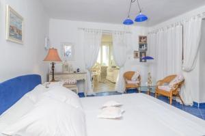 a bedroom with a white bed and a desk at Ferienwohnung für 2 Personen ca 50 qm in Orebić, Dalmatien Süddalmatien in Orebić