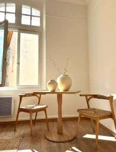 une table avec deux vases dans une pièce dans l'établissement l'Alceste, à La Ciotat