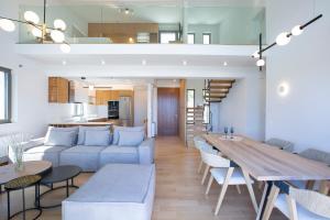 Apolpainaavaton villa的客厅里有一张沙发和一张桌子。