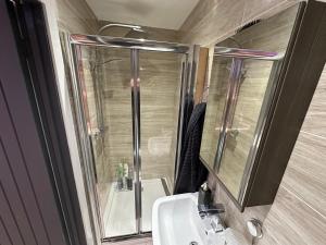 Bilik mandi di City Canal, Open Space, Spotless, 2 Levels, 4pp, free parking, 5G WiFi +36 gambar