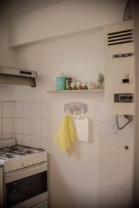 cocina con fogones y toalla amarilla en Departamento en la mejor zona de Mendoza en Mendoza