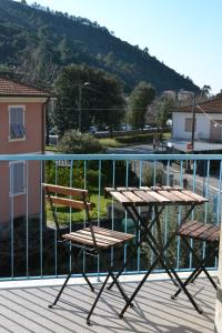 un paio di sedie e un tavolo sul balcone di Appartamenti Ancora Azzurra a Deiva Marina