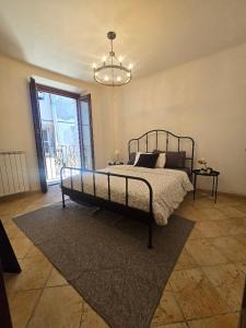 Schlafzimmer mit einem Bett und einem Kronleuchter in der Unterkunft Casa Vacanze Lappe in Pratola Peligna